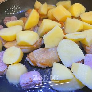 超简单入味鲍鱼汁鸡中翅焖土豆的做法 步骤5