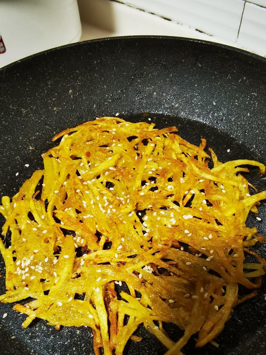 做土豆饼时别放面粉了，教你一招，色泽金黄，香酥又脆
