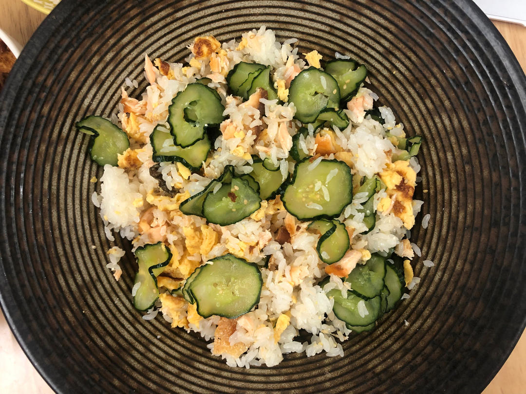 【昨日的美食】三文鱼鸡蛋青瓜散寿司（夏日轻食）