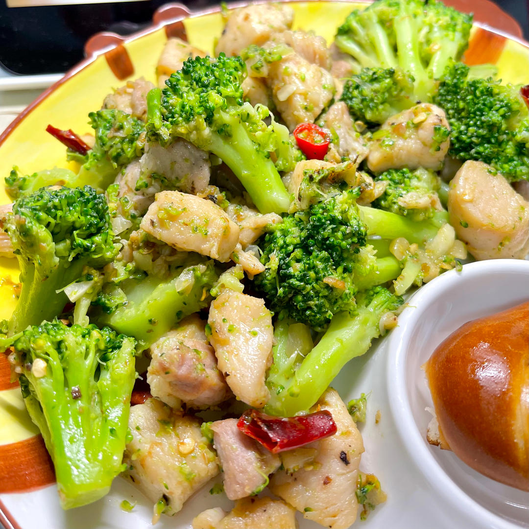 西蓝花炒鸡胸肉（最近爱上减脂餐）