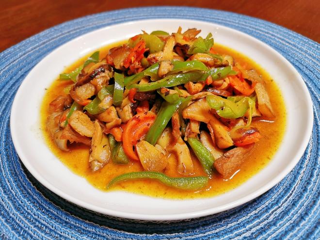 家常菜青椒香菇炒肉里面的香菇超级好吃下饭的做法