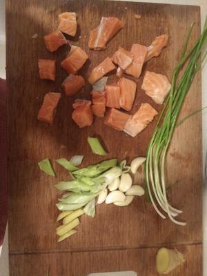 三文鱼炖豆腐的做法 步骤1