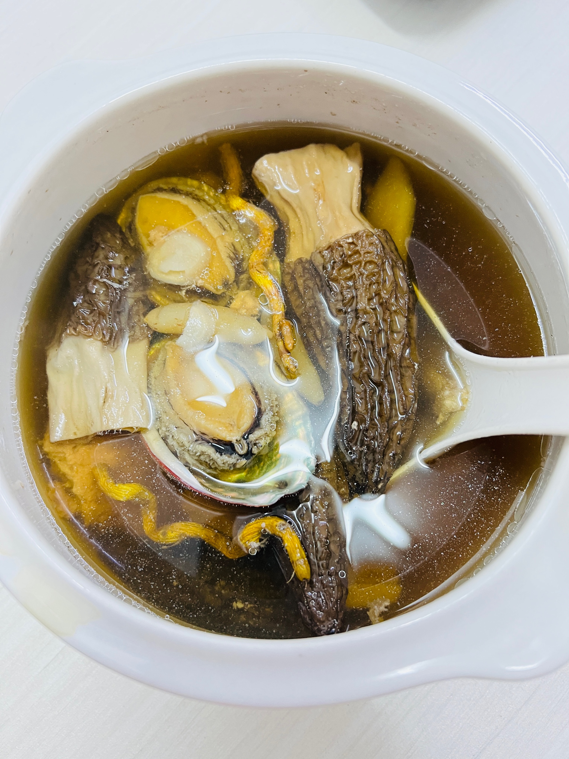 羊肚菌鲍鱼瘦肉汤的做法