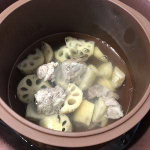 懒人煲汤 莲藕龙骨汤的做法 步骤4