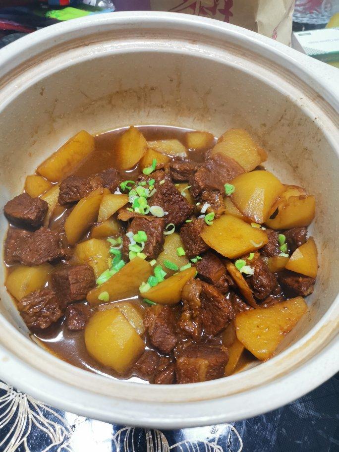 老爹👨做的红烧牛腩炖土豆🥔（浓厚香味可以把儿子👦从睡梦中叫醒，砂锅慢炖）