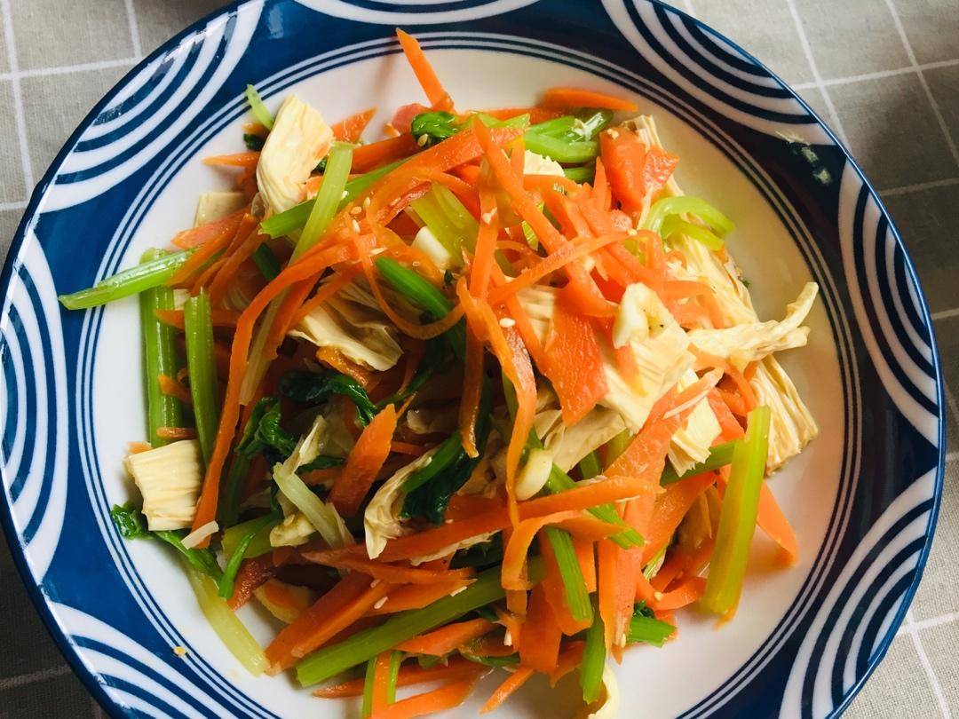 几分钟就能完成的凉拌芹菜腐竹胡萝卜🥕