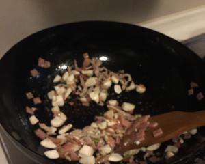 培根蘑菇炒饭（超级无敌好吃）的做法 步骤4