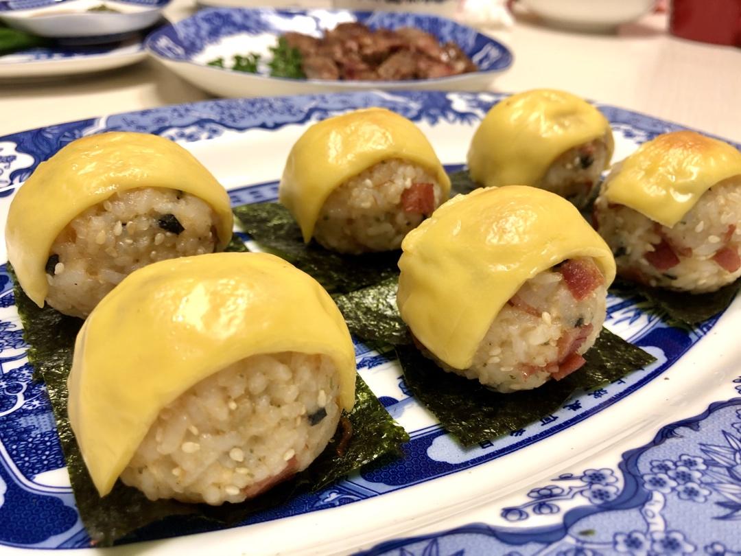 奶酪片烤饭团。