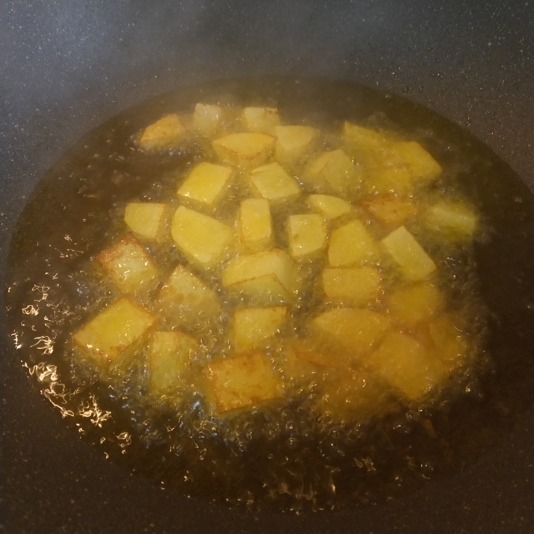 超下饭的土豆红烧鸡的做法 步骤1