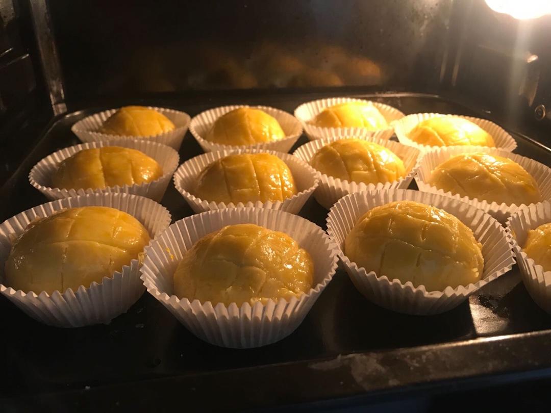 好吃到炸裂的港式菠萝包（附带制作酥皮的小视频）