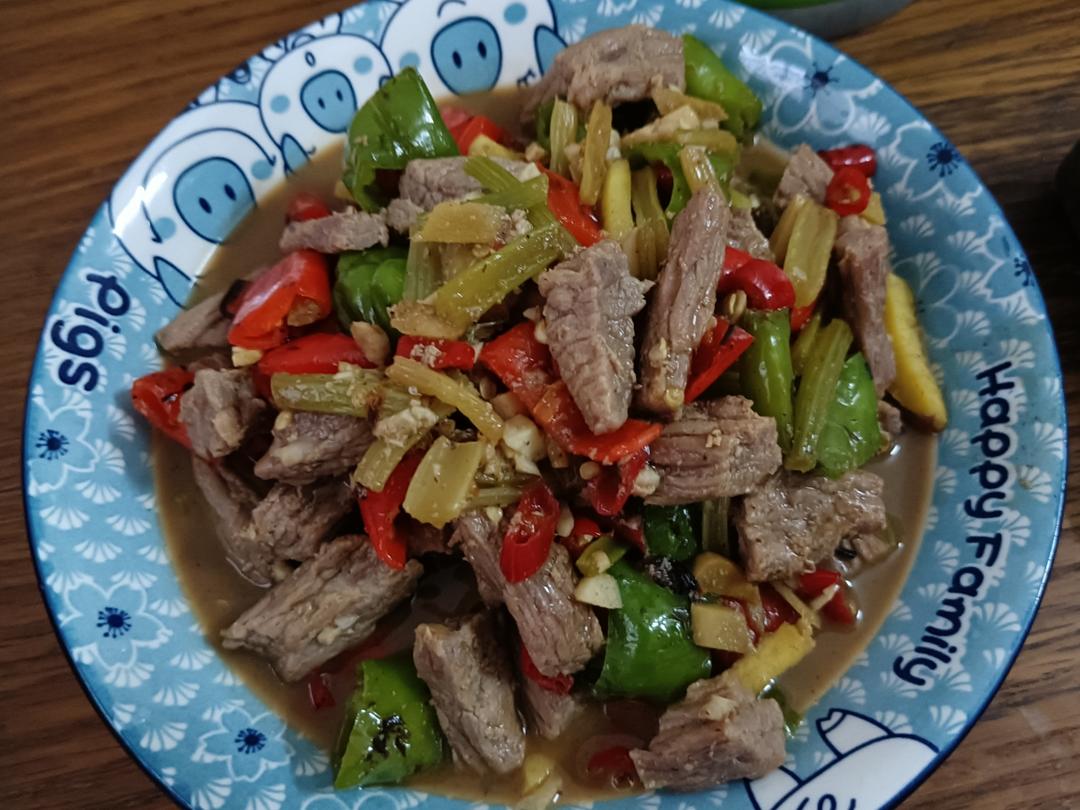 好吃到邻居敲门蹭饭的芹菜炒牛肉！