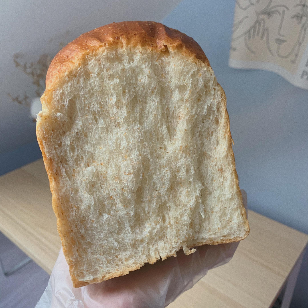 柔软的蜂蜜牛乳全麦吐司