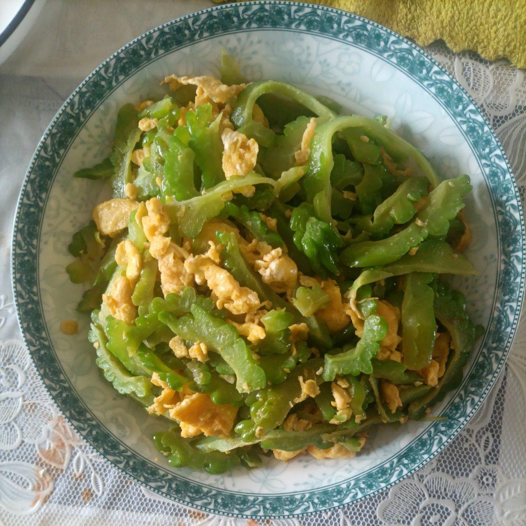 既消除了苦瓜的苦味,还清热降火的咸蛋黄炒苦瓜