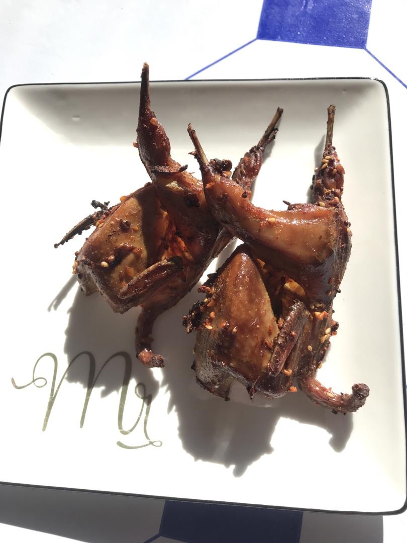 王会中做的香喷喷的脆皮烤鹌鹑