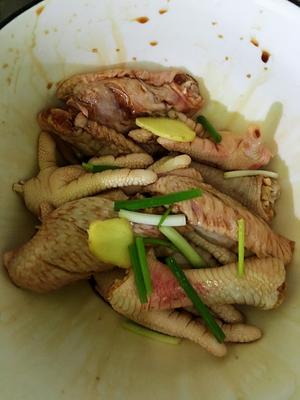 鸡爪鸡翅鲜虾煲的做法 步骤1