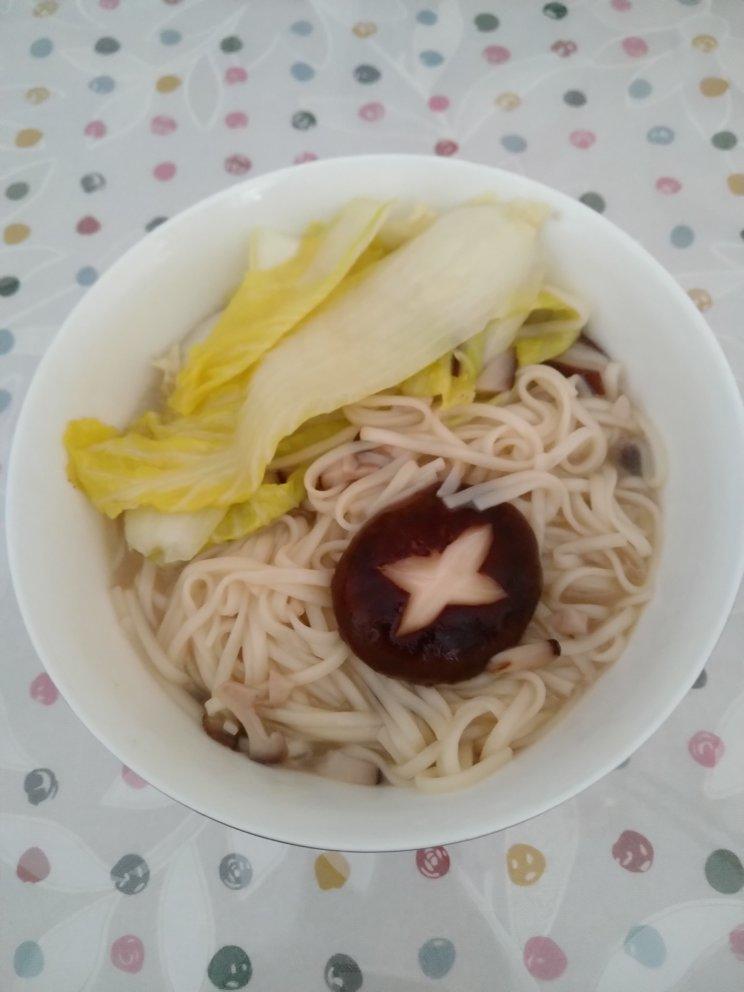 菌汤面条 看得见的香菇 尝得到的鲜美 这才是真正的菌汤