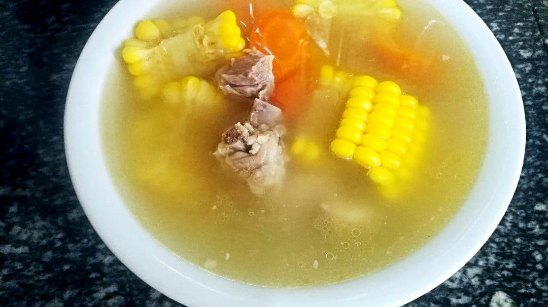 胡萝卜玉米排骨汤