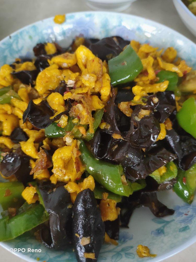黑木耳青椒炒鸡蛋（营养又下饭）