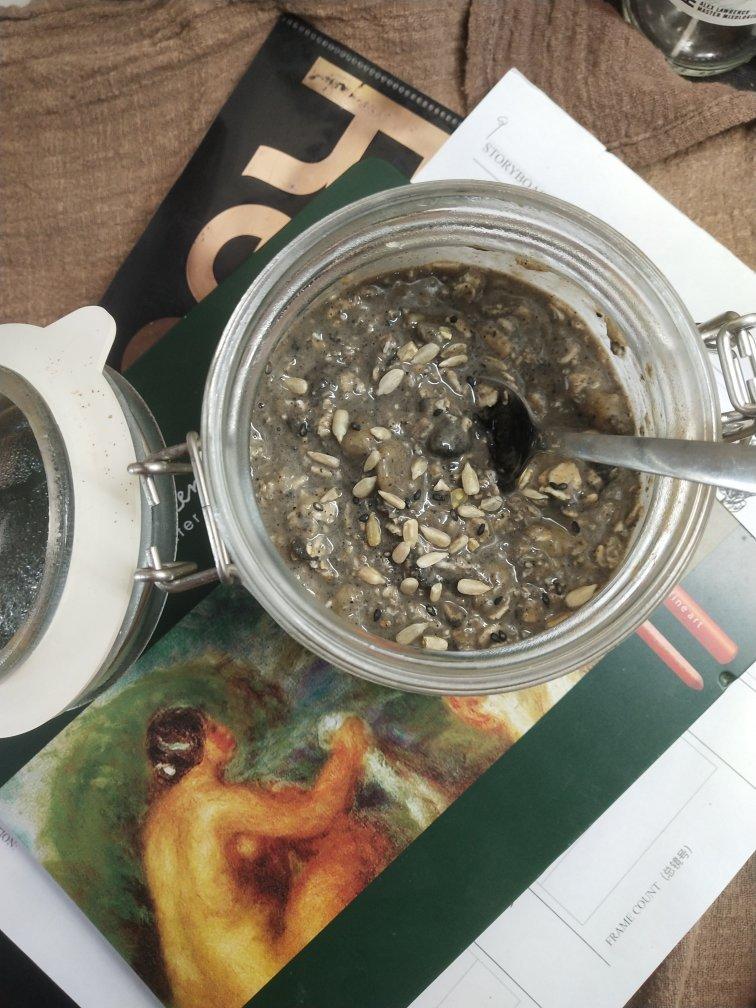 香蕉麦片黑芝麻奶昔