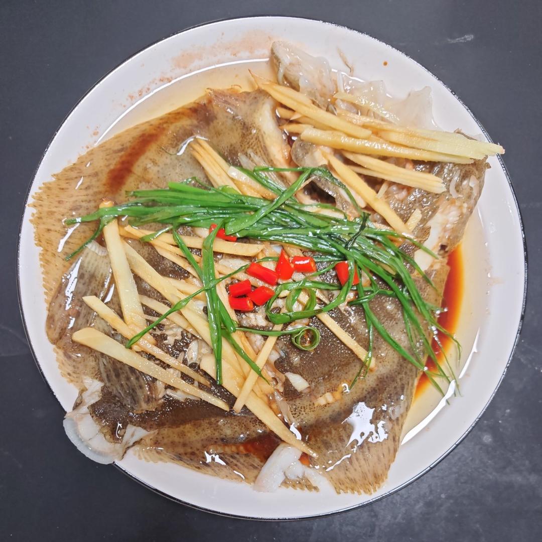 清蒸多宝鱼，很多人在先浇油还是先倒蒸鱼豉油这一步就做错啦