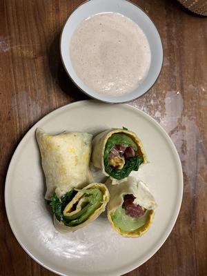 一人食第二天（晚餐）          芡实莲子山药羹+广式腊肠鸡蛋卷饼的做法 步骤11