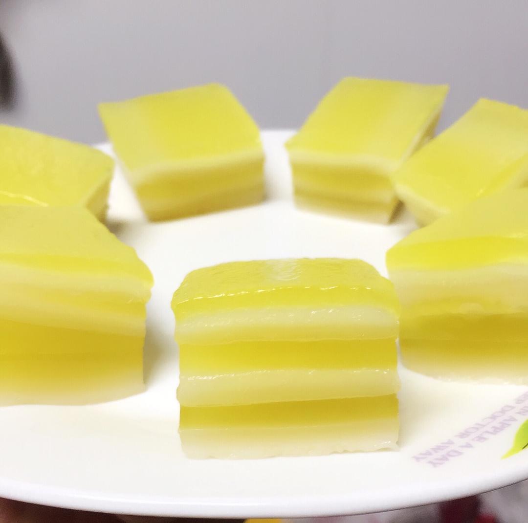 ら世界这么乱╮装纯给谁看做的q弹椰汁抹茶千层糕