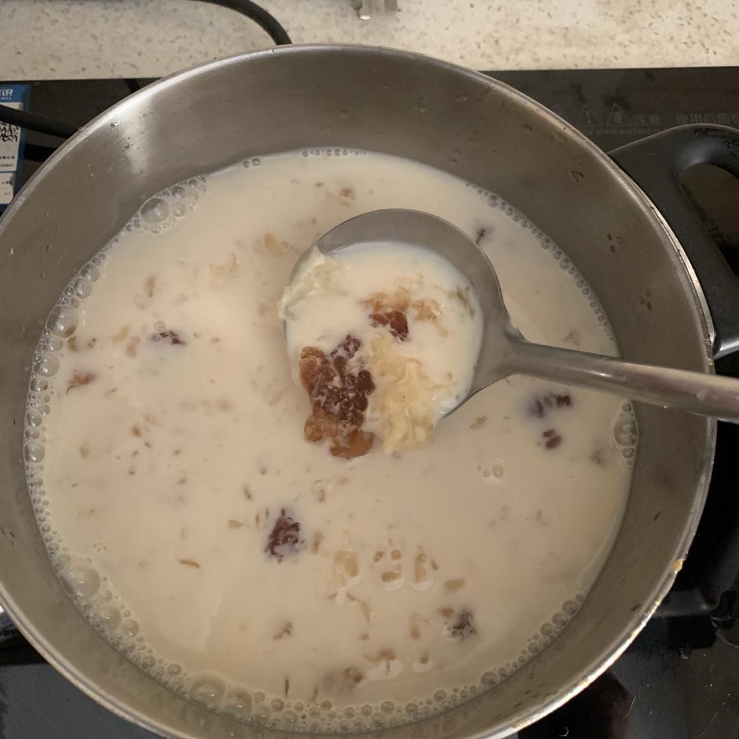 桃胶牛奶银耳羹