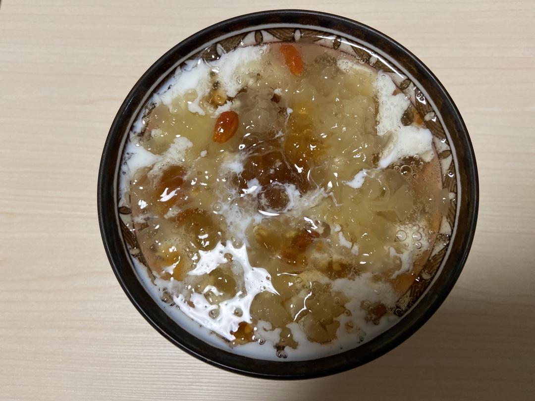 美容润肤 益气补血《桃胶皂角米百合银耳红枣羹》