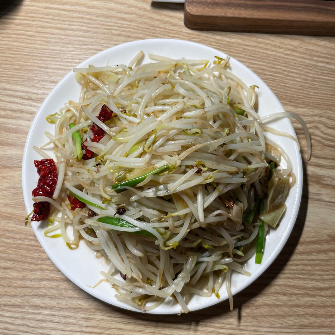 厨师长教你：“炝炒绿豆芽”的家常做法，味道非常赞