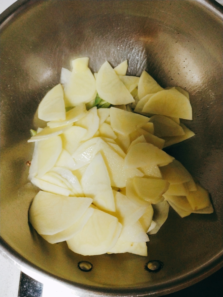 简易好吃的尖椒土豆片的做法 步骤4
