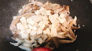 平菇烧豆腐的做法 步骤4