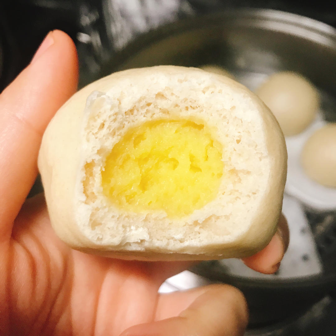 松软香甜的奶黄包，很快就可以搞定。