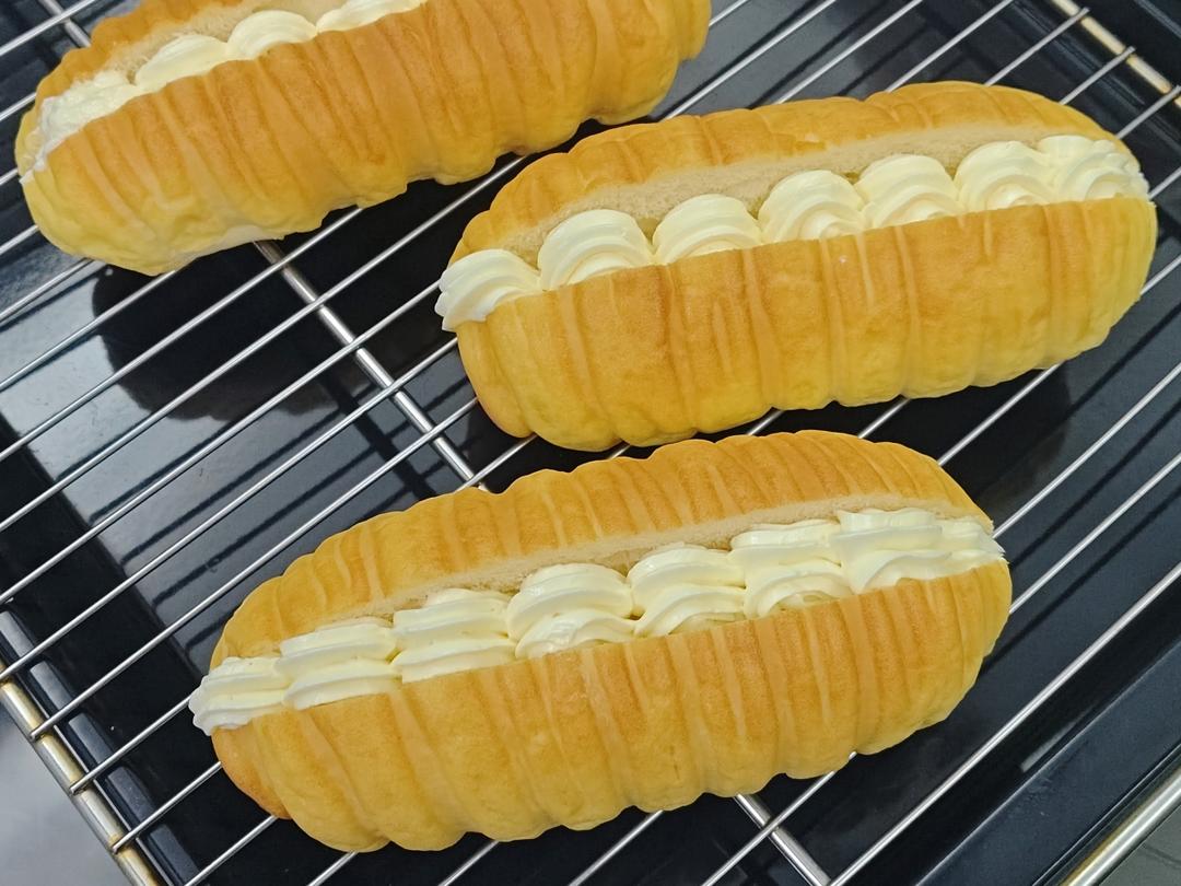 香甜柔软的毛毛虫面包