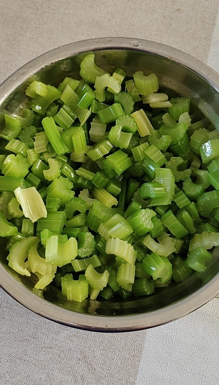 凉拌芹菜