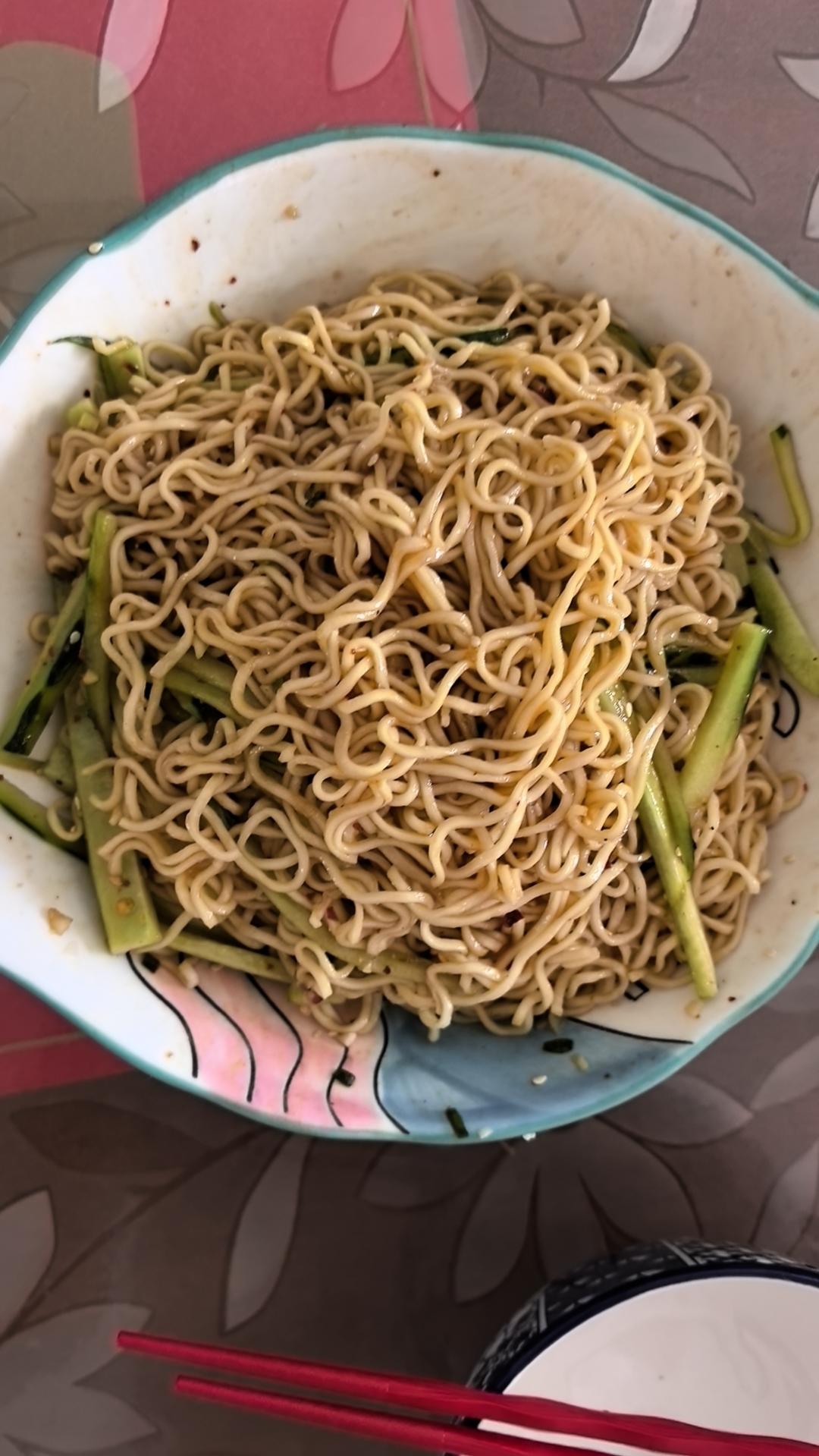 好吃到舔盘子的酸辣凉拌方便面～
