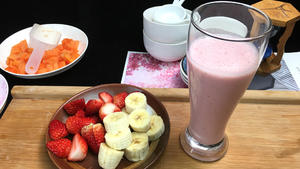 草莓香蕉酸奶奶昔，酸奶富含活性乳酸菌，配上美味的水果，颜值直线飙升。的做法 步骤6