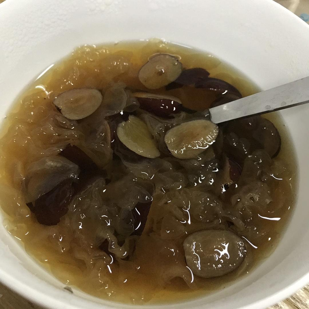 冰糖银耳红枣汤