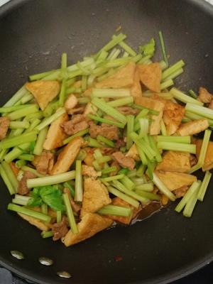 香芹豆腐炒肉的做法 步骤5