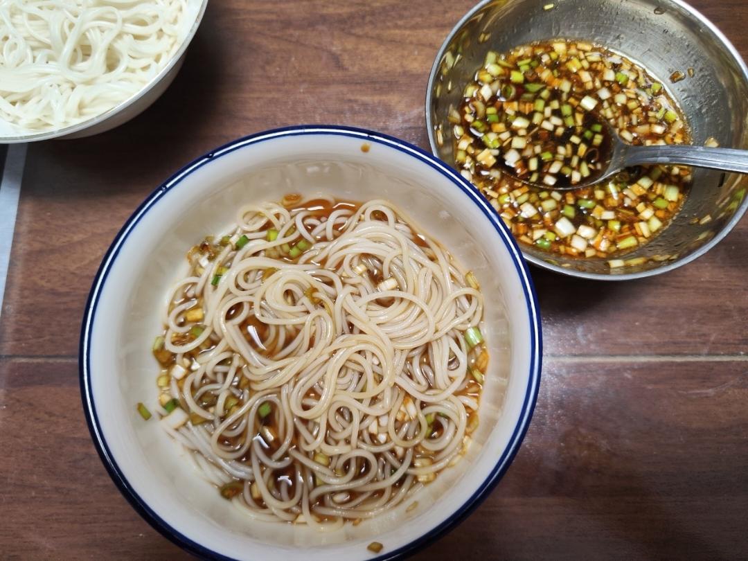 好简单的葱花面条，又鲜又香，早餐来一碗太舒服