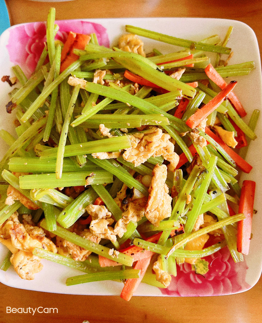 芹菜木耳炒鸡蛋