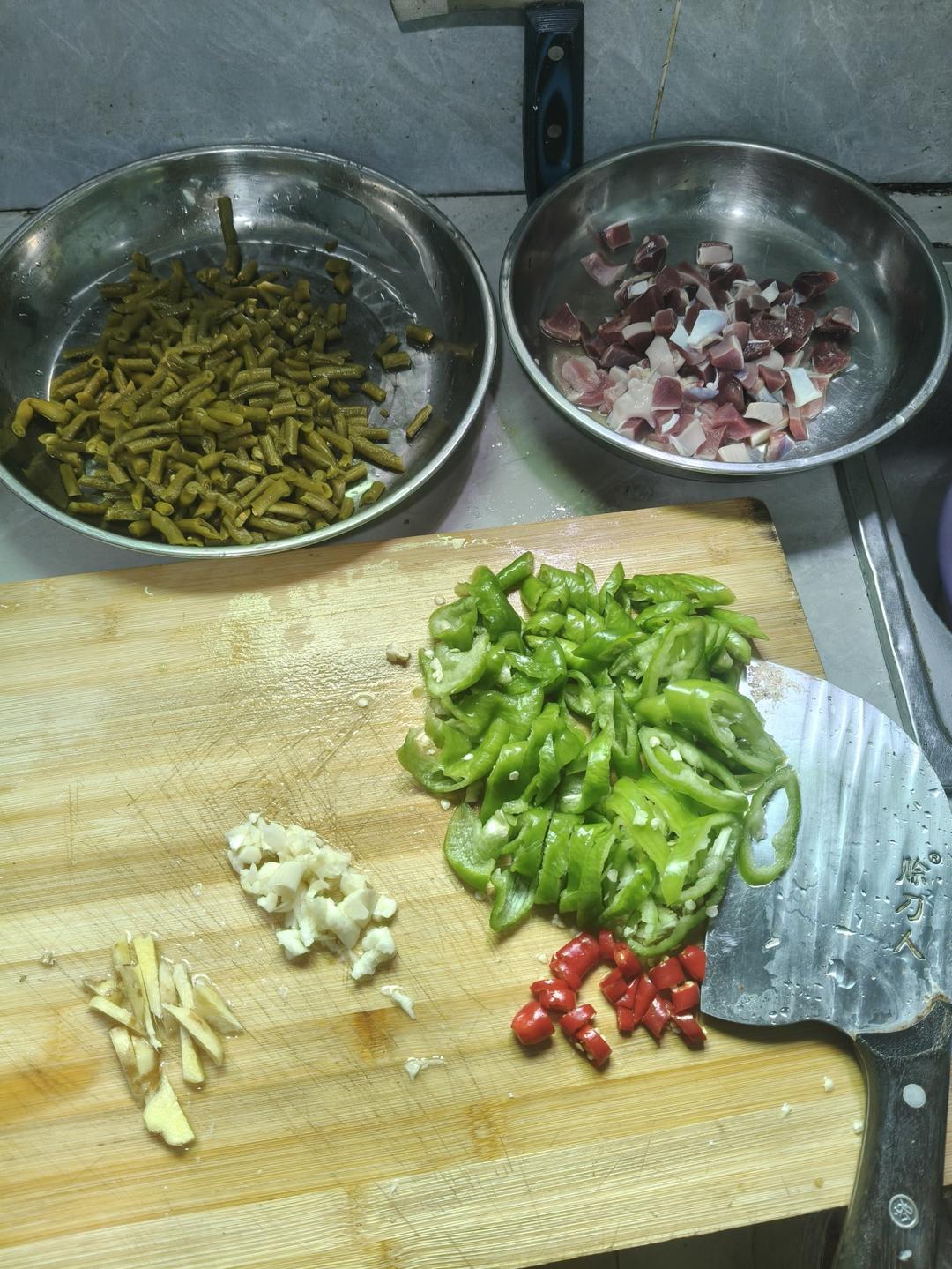 敲好吃巨下饭酸豆角辣椒炒鸭胗