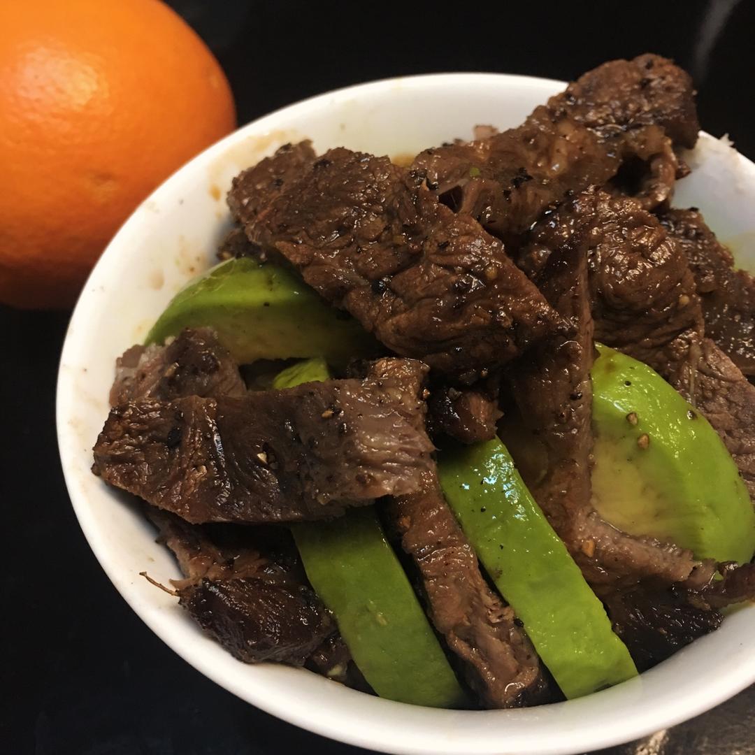 鳄梨牛排丼