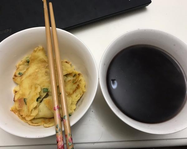 黑米粥配鸡蛋饼