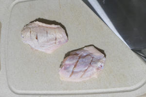 奥尔良烤鸡翅（附鸡翅腌制更入味方法）的做法 步骤2