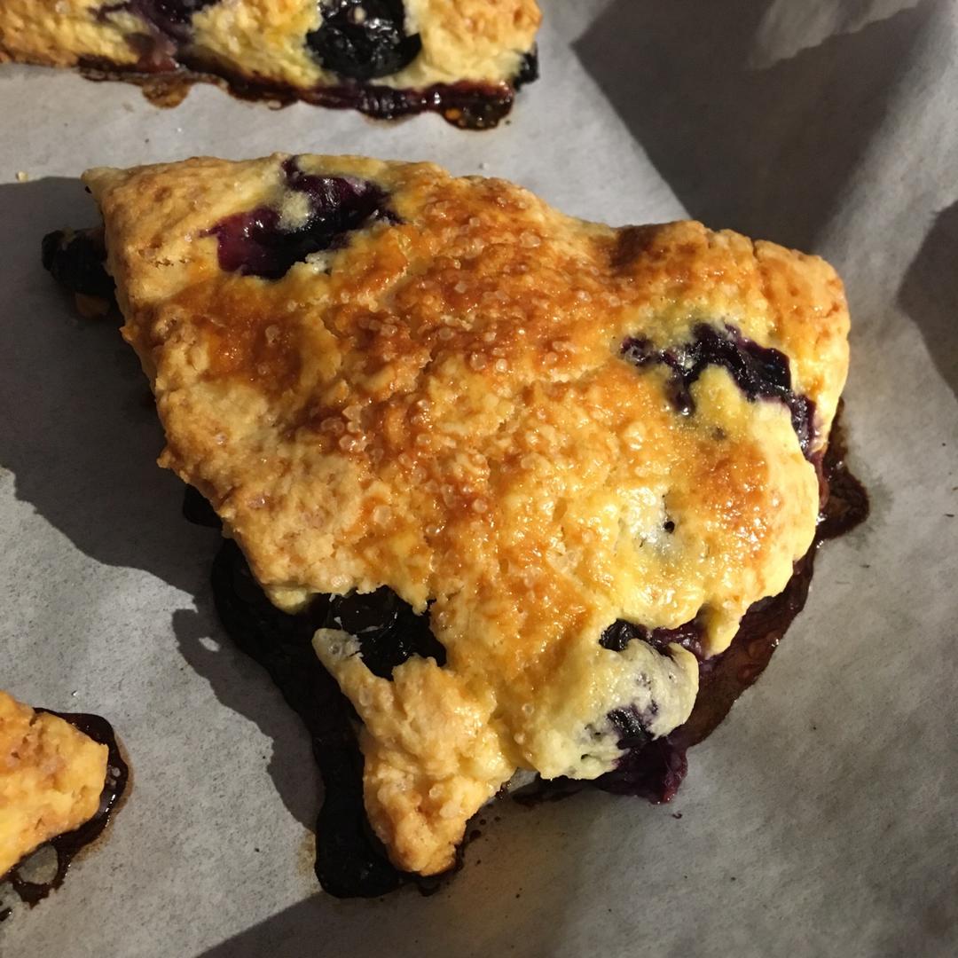 蓝莓司康 
Blueberry Scone