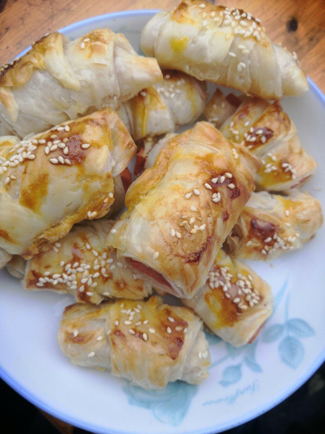 香肠酥皮卷：手抓饼皮还能这样吃，不用和面快速搞定早餐