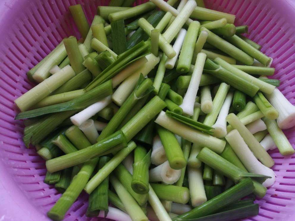 辣拌青蒜梗的做法 步骤3