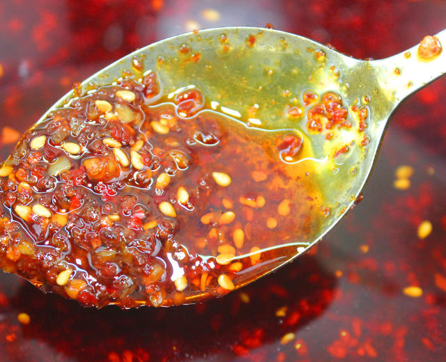 使用15种材料熬制的秘制辣椒油，用量比例与制作技巧一次性大公开