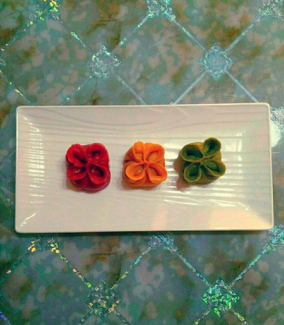 彩色花朵饺子的包法