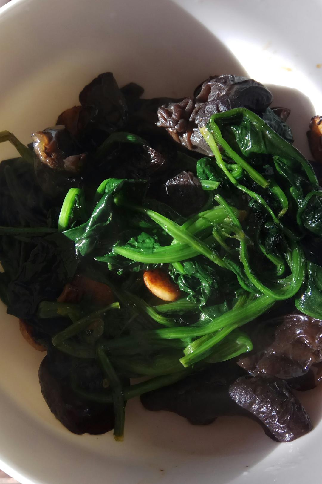 菠菜炒木耳